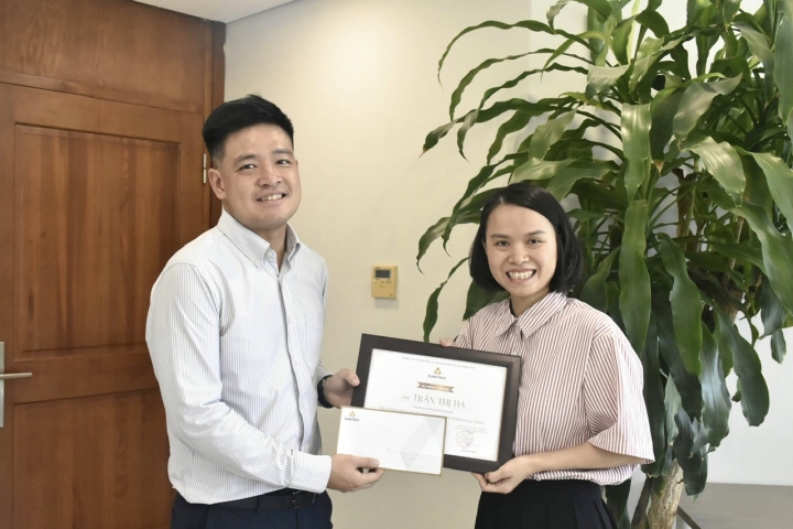 Khen thưởng đột xuất cá nhân xuất sắc - chị Trần Thị Hà